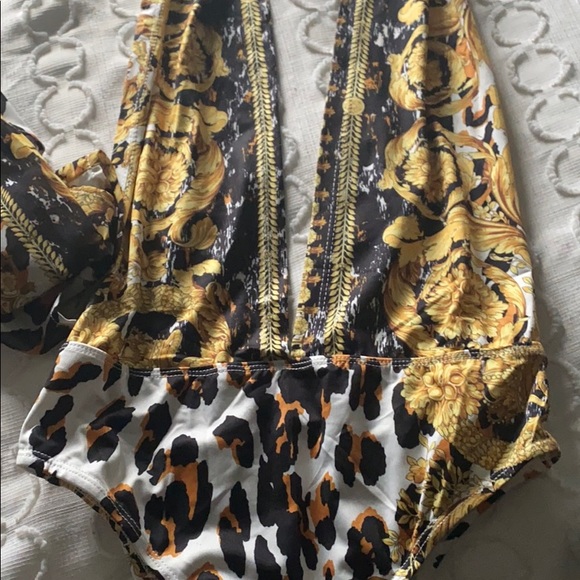 One piece low cut swimsuit - Picture 2 of 3